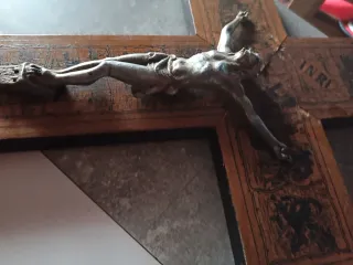 Cruz de madera antigua con Cristo