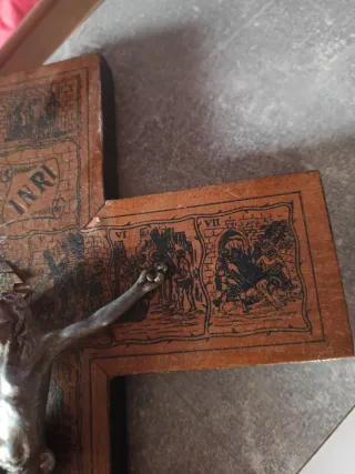 Cruz de madera antigua con Cristo