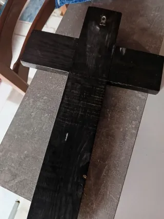 Cruz de madera antigua con Cristo