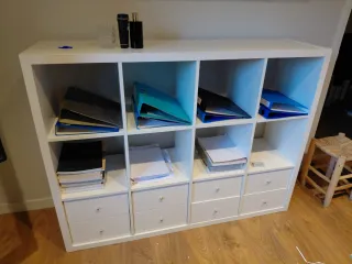 Estantería blanca con cajones