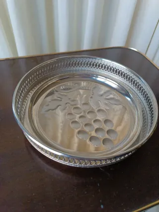 Bandeja decorativa uvas metal plateado