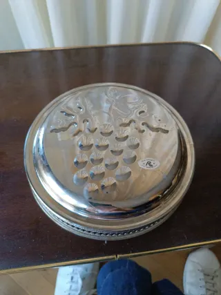 Bandeja decorativa uvas metal plateado