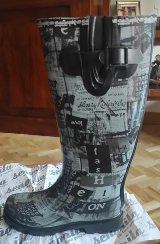Botas de agua señora estampado periódico