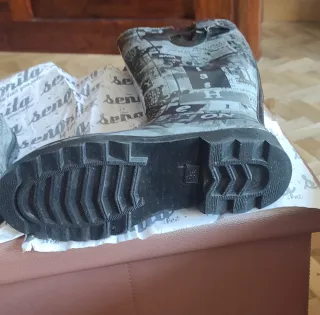 Botas de agua señora estampado periódico