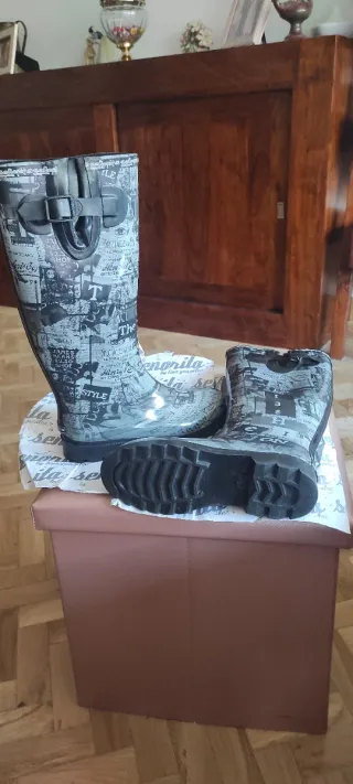 Botas de agua señora estampado periódico