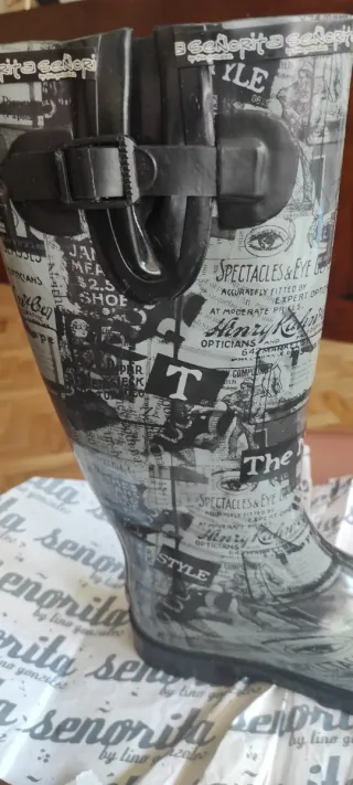 Botas de agua señora estampado periódico