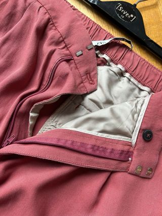 Pantalones pinzas color teja.