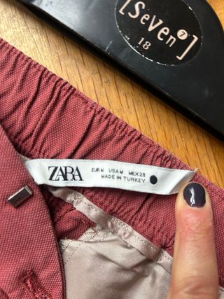 Pantalones pinzas color teja.