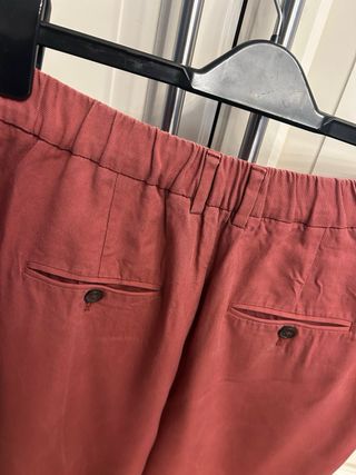 Pantalones pinzas color teja.