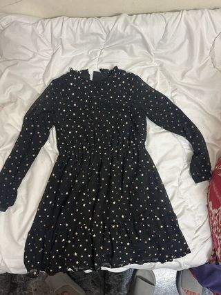 Vestido negro con estrellas doradas