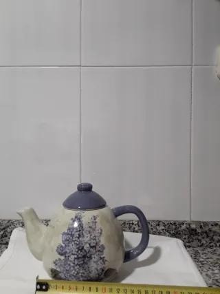 Tetera de porcelana con flores lilas