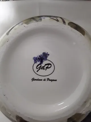 Tetera de porcelana con flores lilas