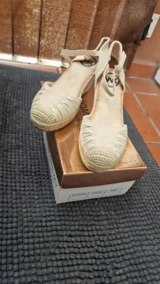 Zapatos Woman Key Beige Cuña