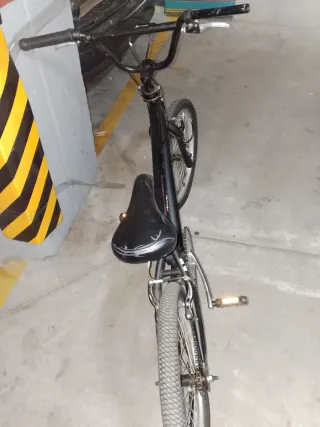 Bicicleta BMX negra