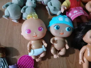 Lote de muñecas y figuras variadas