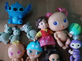 Lote de muñecas y figuras variadas
