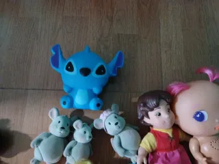 Lote de muñecas y figuras variadas