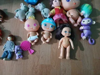 Lote de muñecas y figuras variadas