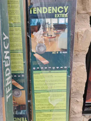 Suelo laminado Tendency Extra AC4 8mm. Hay 4 cajas