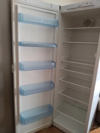 Refrigerador 1.84m alto x 0.58m ancho