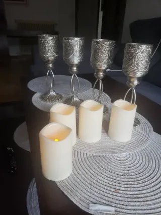 Candelabros de metal plateado