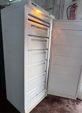 CONGELADOR VERTICAL ZANUSSI