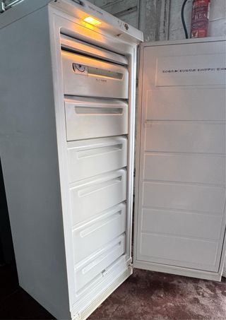 CONGELADOR VERTICAL ZANUSSI