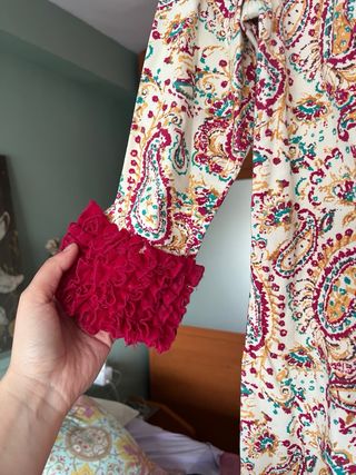 Vestido estampado paisley con volantes