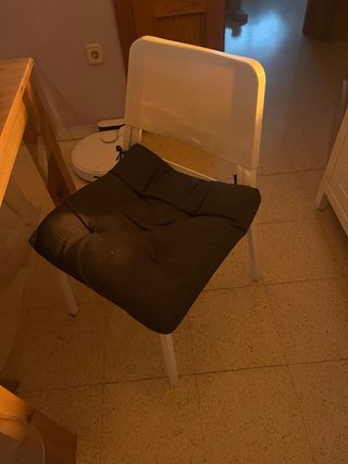 Sillas de comedor blancas, son 4 a 10 euros cada