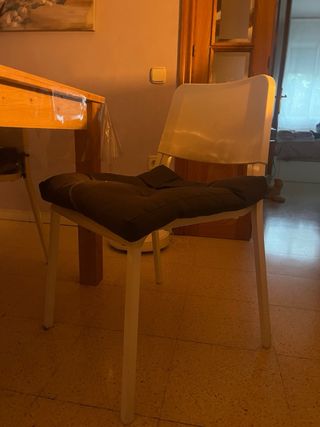 Sillas de comedor blancas, son 4 a 10 euros cada