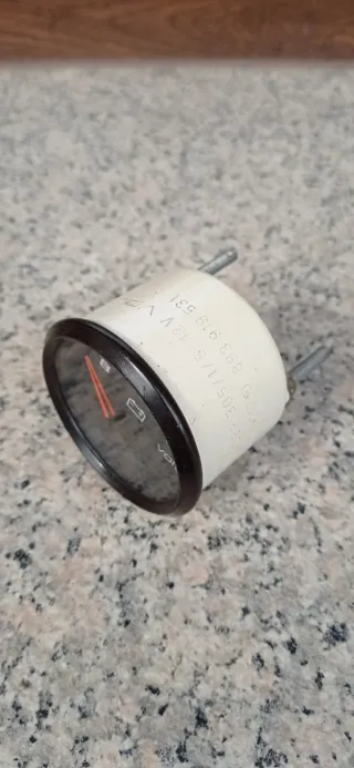 Orologio voltmetro VDO.