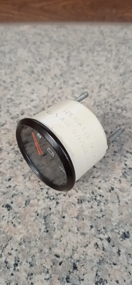 Orologio voltmetro VDO.