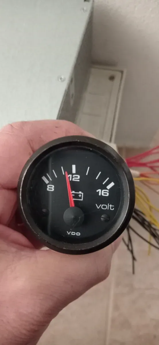 Orologio voltmetro VDO.