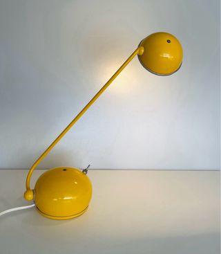 Pareja de lámparas de metal amarillas