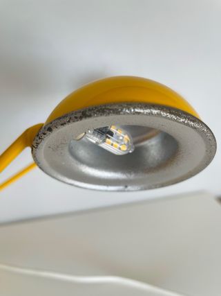 Pareja de lámparas de metal amarillas