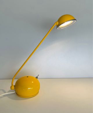 Pareja de lámparas de metal amarillas