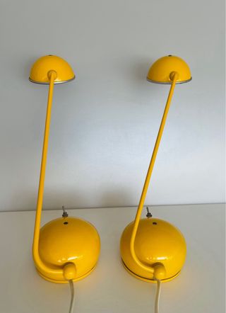 Pareja de lámparas de metal amarillas