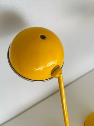 Pareja de lámparas de metal amarillas