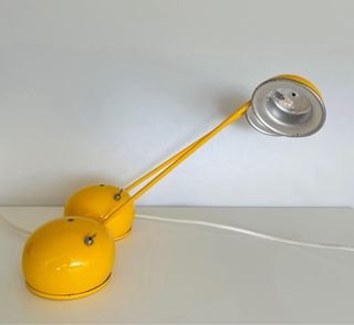 Pareja de lámparas de metal amarillas