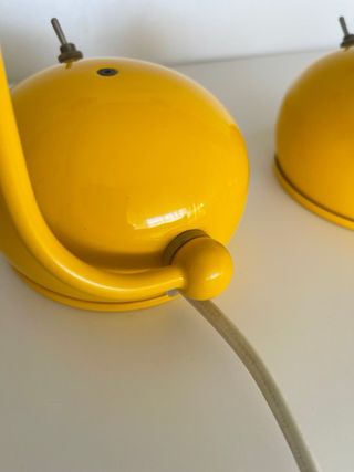 Pareja de lámparas de metal amarillas