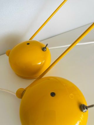 Pareja de lámparas de metal amarillas