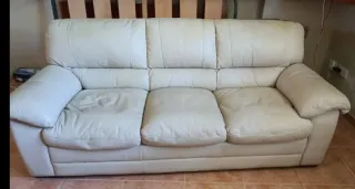 Sofá de piel beige de 3 plazas