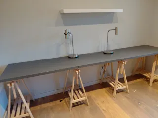 Lámpara de mesa moderna plateada