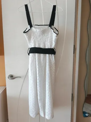 Vestido blanco calado con cinturón negro
