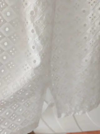 Vestido blanco calado con cinturón negro