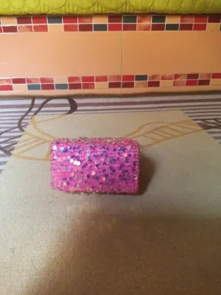 Bolso de lentejuelas rosa con perlas