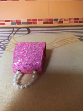 Bolso de lentejuelas rosa con perlas