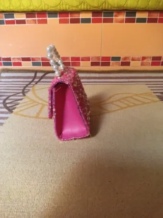 Bolso de lentejuelas rosa con perlas