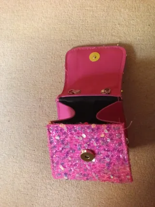 Bolso de lentejuelas rosa con perlas