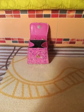 Bolso de lentejuelas rosa con perlas